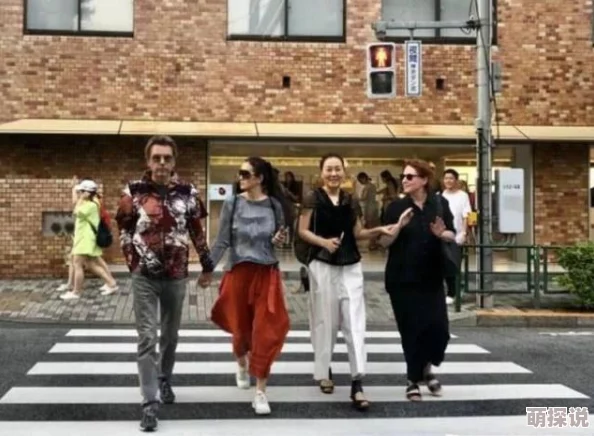 亚洲 国产 欧美 精华：某明星被曝与外籍男友热恋，绯闻不断引发网友猜测