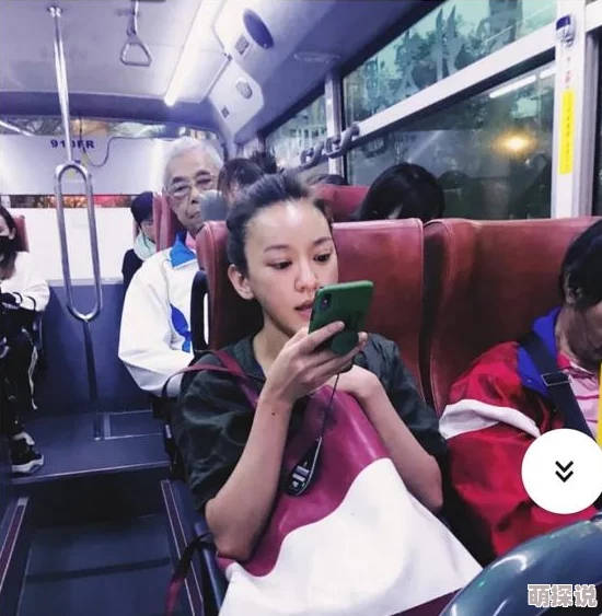 林静在公交车上被做到高c的原因：一场意外的邂逅引发了她内心深处的情感波动与思考