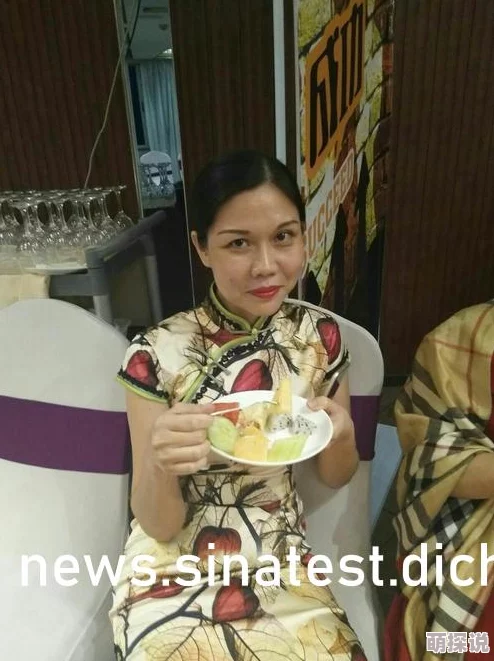反差婊吃瓜爆料黑料不打烊：揭示了在社交媒体上，某些人通过对比和戏剧化的方式不断曝光他人的隐私与丑闻，引发公众关注