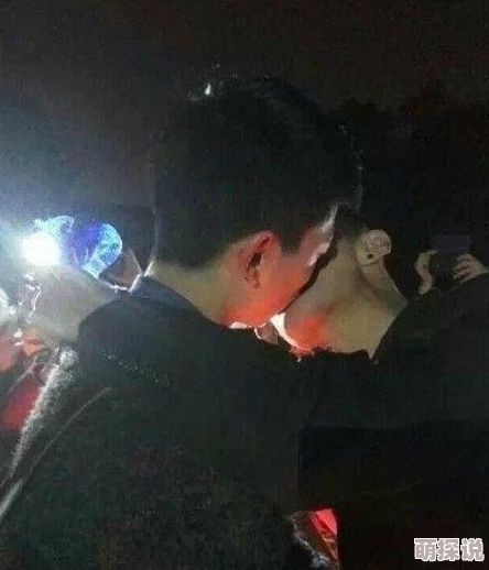 男男激吻互脱裤摸j：近日，一段男男亲密互动的视频在社交媒体上引发热议，网友们对此反应不一