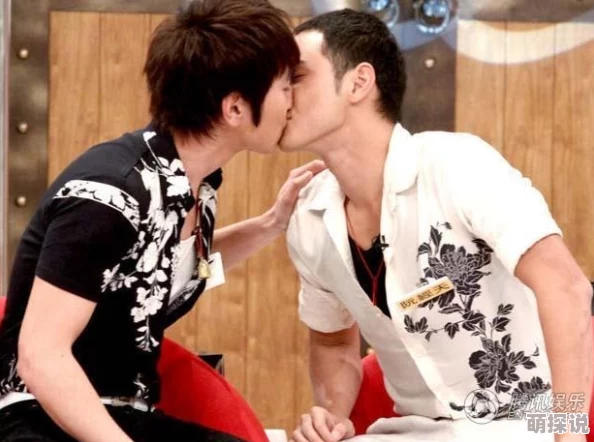 男男激吻互脱裤摸j：近日，一段男男亲密互动的视频在社交媒体上引发热议，网友们对此反应不一