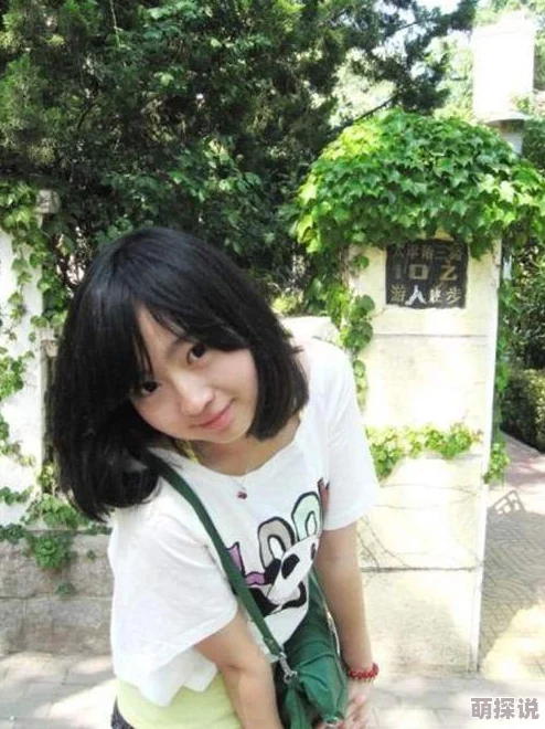 露脸啪啪清纯大学生美女，近日在社交媒体上分享了她的校园生活，引发众多网友热议与关注