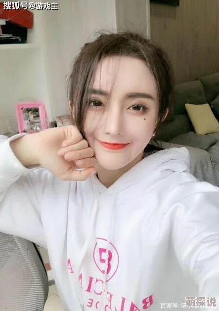 波多野结衣有码：网友们对其作品的评价褒贬不一，有人认为她是行业中的佼佼者，也有人对其风格表示不满