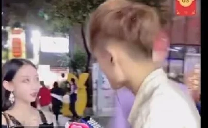 野外极度羞耻露出h，许多网友对此表示反感，认为这种行为不仅不道德，还可能影响他人