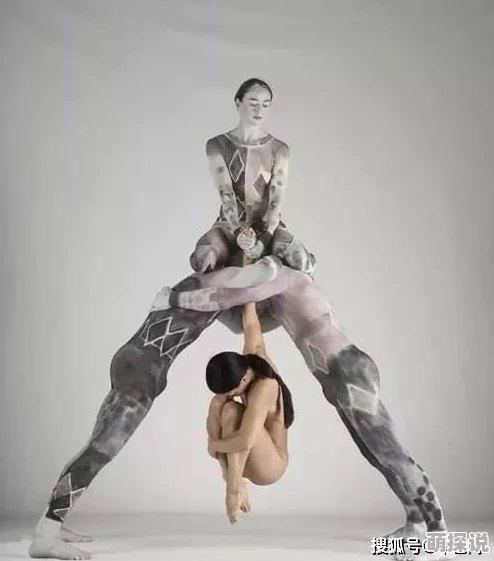 日本人人体大胆艺术引发热议，展现人类身体之美与文化碰撞，挑战传统审美观念！