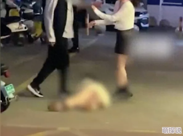 男人扒开女人双腿猛进女人机机里，警方已介入调查，案件引发社会广泛关注与讨论