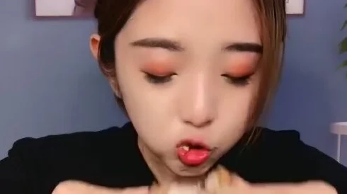 美女和美女在床上叉叉鸡脖视频：最新动态引发网友热议，讨论内容与情节发展备受关注