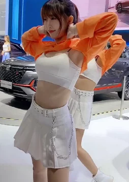 美女露%100的尿孔无档的网站引发热议，网友纷纷围观讨论，内容尺度令人瞩目！