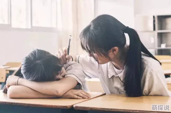 美女同桌把我夹得好爽动，很多网友认为这种情节既搞笑又带点暧昧，展现了青春校园的趣味和活力