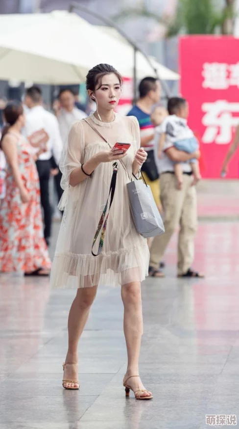 娇妻丝袜高跟鞋的呻吟：最新动态揭示了她在时尚与舒适之间的完美平衡，展现出独特魅力与自信风采