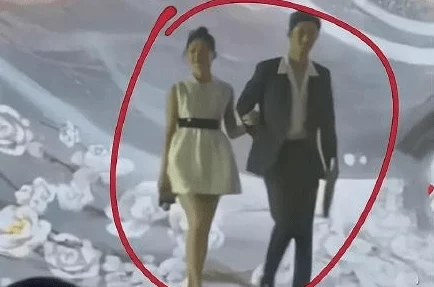 美女和帅哥啪啪：许多网友认为这是一种美好的爱情表现，但也有人觉得过于肤浅，缺乏深度