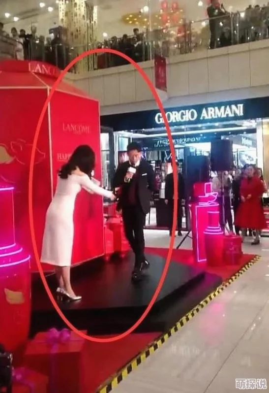 美女被男捏胸揉屁股动态视频，网友纷纷表示这种行为不尊重女性，应该加强对性骚扰的法律教育和社会意识