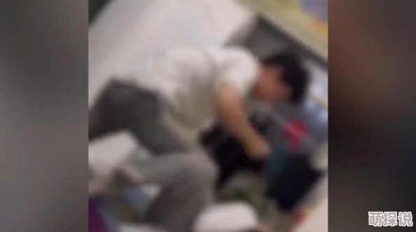 男男憋尿被揉j事件最新进展：涉事人员已被警方传唤，相关视频引发广泛讨论与关注