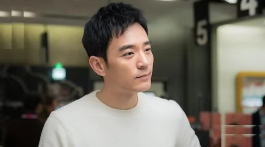 我挺进了景甜的滋润花苞，震撼娱乐圈的恋情曝光，引发网友热议与讨论！