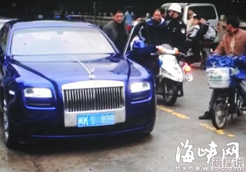 我在车里被三个男人玩，近日该事件引发广泛关注，警方已介入调查，相关人员正在接受审讯