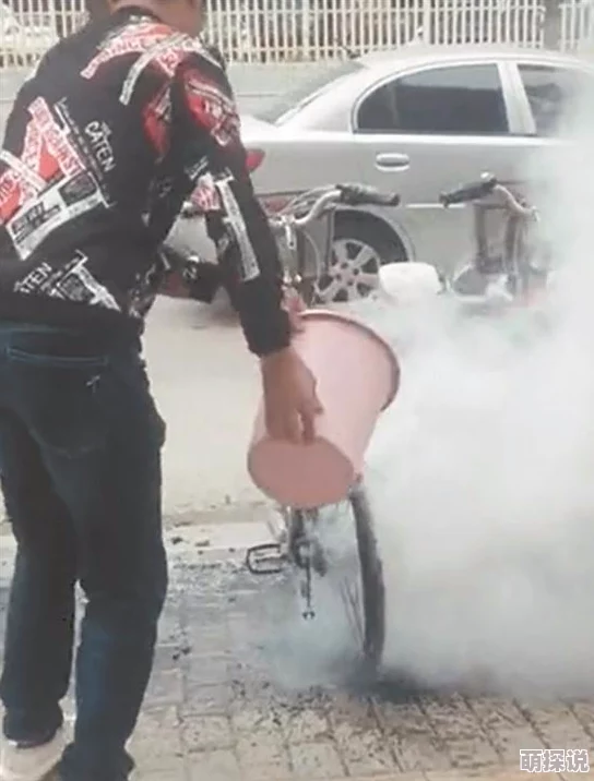 我在车里被三个男人玩，近日该事件引发广泛关注，警方已介入调查，相关人员正在接受审讯