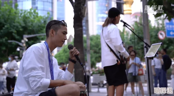 年轻漂亮小 5：惊现街头，瞬间吸引众人目光，引发热议与关注！