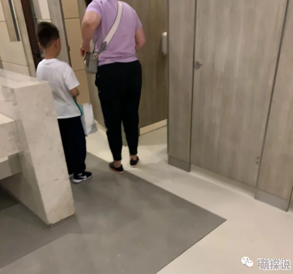女厕露脸：引发社会热议，女性隐私权与公共安全的辩论愈演愈烈，专家呼吁加强相关法律法规的完善