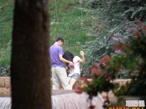 嗯啊边走边做…野战，这种行为真是让人感到不适，公共场合应该保持基本的道德和尊重