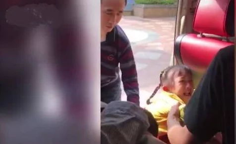 小乔眼流泪红脸咬铁球图片引发热议，网友纷纷猜测背后故事，情感真挚令人动容！