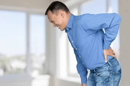 啊啊啊疼不要！一位年轻人在运动中意外受伤，医生紧急救治引发众人关注与讨论