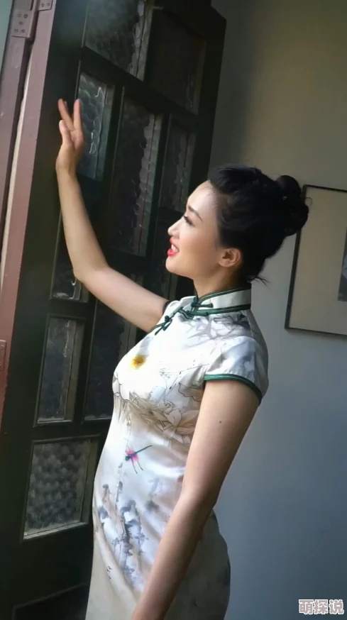 美妇乳峰硕大揉捏旗袍，近日在时尚界引发热议，众多设计师纷纷推出相关系列，引领新潮流