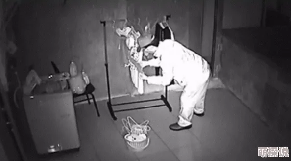 男和女全身脱了内裤还亲，近日网络热传，引发网友热议，讨论两性关系与隐私界限