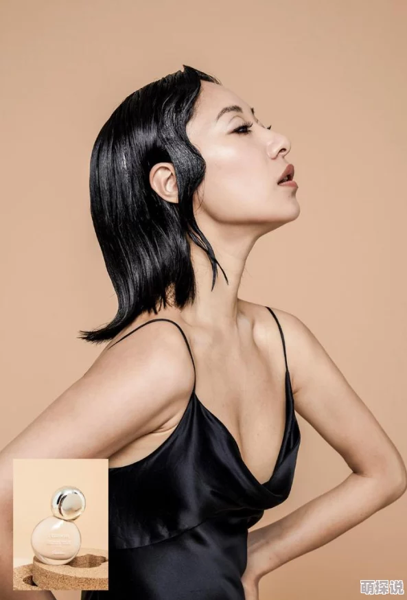 探讨美女光脱脱的胸部美学与自信表达：现代女性的身体意识