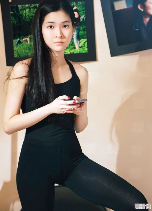 韩国美女展现无拘无束的魅力，光胸光屁屁尽显自信与风采