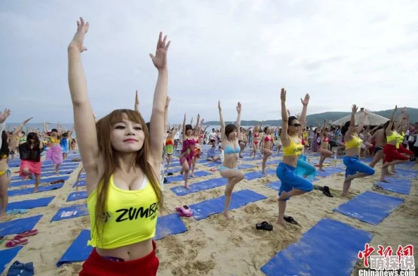 夏日海滩上的风情万种：操比基尼美女展现自信与魅力的完美瞬间