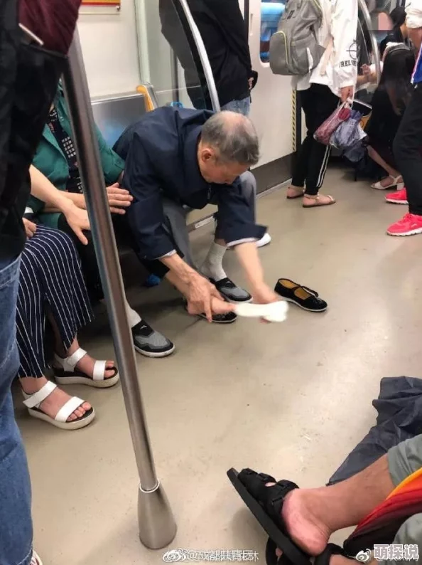 私奴跪着含着sp，近日引发热议，网友们纷纷讨论其背后的社会现象与个人选择