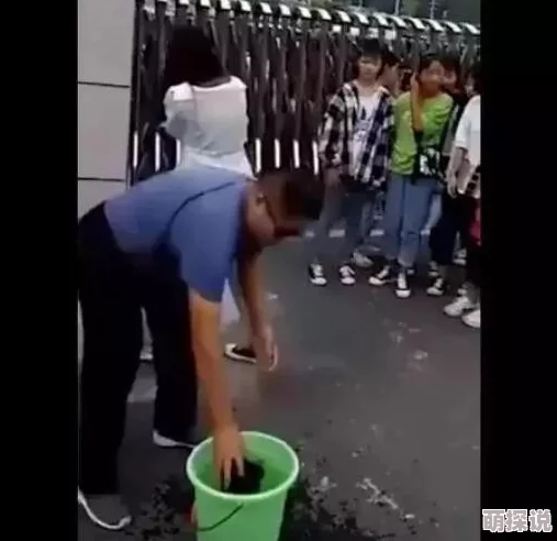 女人张腿让男桶免费视频网站，许多网友对此表示不满，认为这种内容低俗且不尊重女性，呼吁抵制此类平台