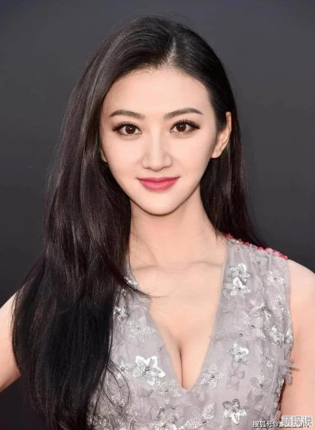 乖女的丰满奶水小说引发热议，网友们对其情节和角色设定褒贬不一，有人认为内容过于露骨，也有人觉得故事吸引人