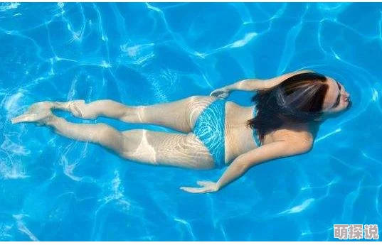 在炎热夏季，强行打开双腿灌满冰块的清凉体验与独特感受