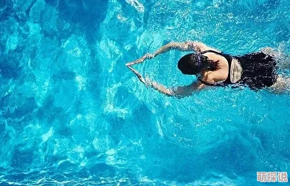 在炎热夏季，强行打开双腿灌满冰块的清凉体验与独特感受