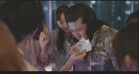 当女人大胆扒开裤子，男人的反应竟然让人意想不到，这背后隐藏着怎样的情感与欲望？