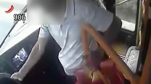惊悚瞬间：公车上遭遇强行灌注满液体的真实视频，揭示社会安全隐患与人性考验