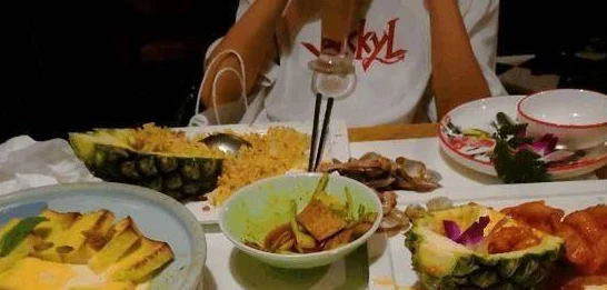 当男主意外发现女配的秘密，决定用爱与美食喂饱她，展开一段禁忌而甜蜜的黄文之旅