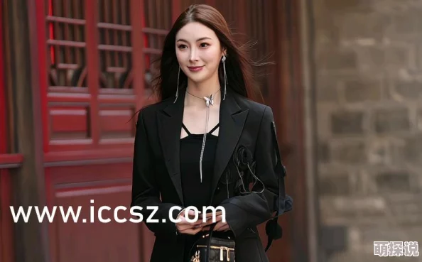 办公室丝袜老师：近日，一位以独特穿搭风格而受到关注的老师在社交媒体上分享了她的教学日常，引发热议