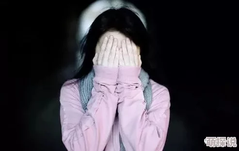 女大学生深夜遭遇神秘袭击，警方紧急介入调查引发全城关注与热议！
