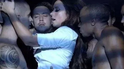 xxx videos 粗豪：震撼曝光！这位明星背后的秘密让人瞠目结舌，真相令人难以置信！