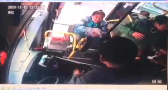 公交车上与陌生人做嗯啊：近日，一段关于公交车上偶遇陌生人的视频引发热议，网友们纷纷分享自己的经历