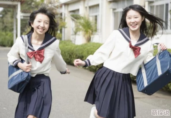 在校园的秘密角落：女同学大胆挑战界限，手伸进裤子里的那一刻让我心跳加速