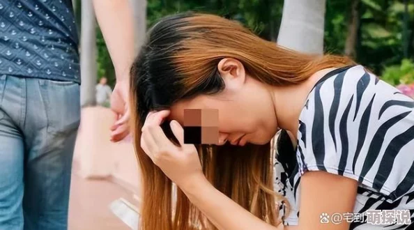 美女被男人扒开腿猛网友纷纷表示这种行为不可接受，认为应加强对女性的保护和尊重，呼吁社会关注性别平等问题