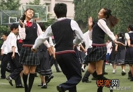 老师用娇脚玩我的裆部引发全校热议同学们纷纷围观拍摄视频并上传网络成为校园热门话题