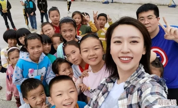 在车上掀起班主任裙子，这种行为真是太不尊重他人了，应该受到谴责