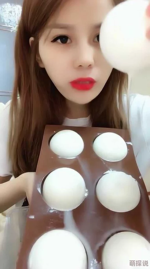 怎么看见了女孩穿了小馒头呢？这真是太有创意了，时尚与可爱完美结合！