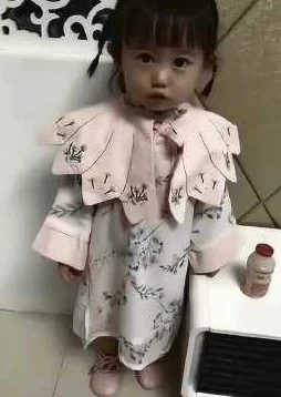 怎么看见了女孩穿了小馒头呢？这真是太有创意了，时尚与可爱完美结合！