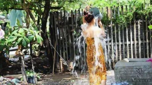 女洗澡光胸露大屁屁无遮挡，这种行为真是太不雅了，应该注意公共场合的礼仪