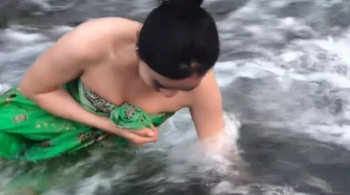 女洗澡光胸露大屁屁无遮挡，这种行为真是太不雅了，应该注意公共场合的礼仪